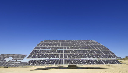 光伏玻璃價格驟降，是短期波動還是長期趨勢？未來走勢深度解析